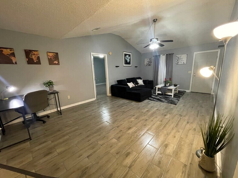 Primary Photo - 1011 Barley Dr