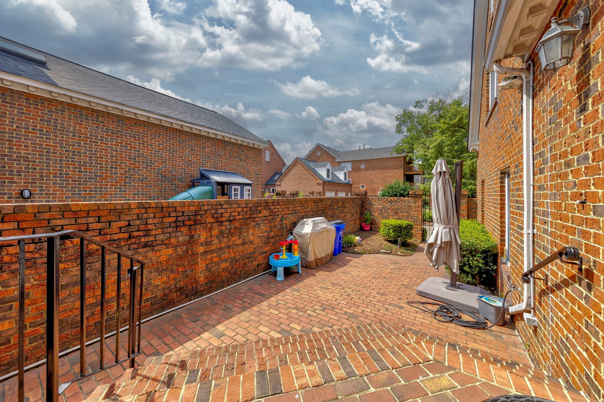 Building Photo - 325 Raleigh Ave