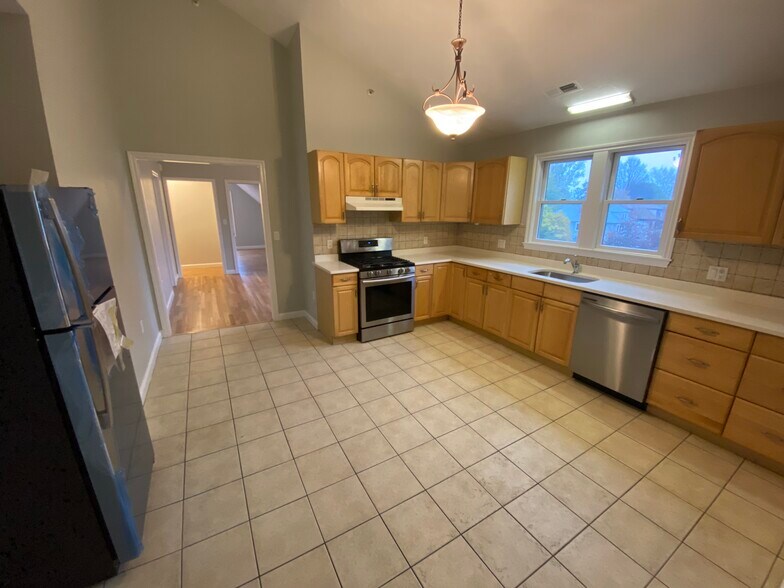 Building Photo - 118 Beverly St