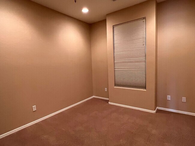 Building Photo - 5 Bed 4 Bath Beautiful Gilbert Home - Gated Community On Golf Course