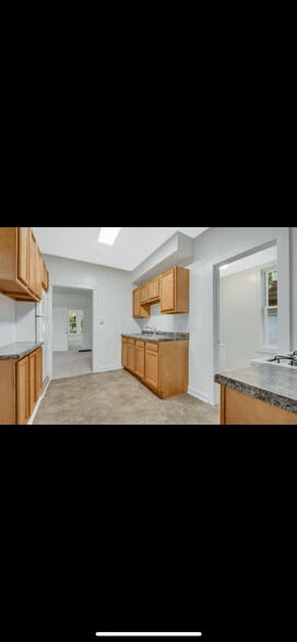 Building Photo - 713 Thomas Ave