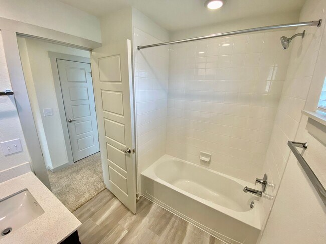 Building Photo - Beautiful 3bed/2.5bath in Northeast Austin!!