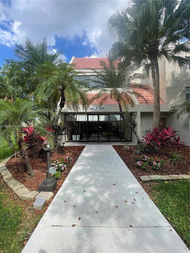 Primary Photo - 210 Lakeview Dr