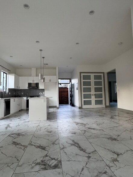 Building Photo - 15120 La Maida St