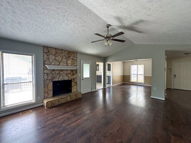 Building Photo - Beautiful 3 Bed 2 Bath Home with Fenced Backyard