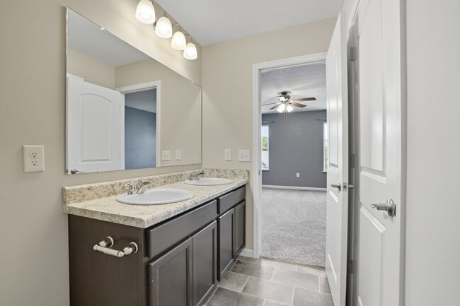 Building Photo - Spacious 4 Bedroom, 2.5 Bathroom home in Morrow, OH!
