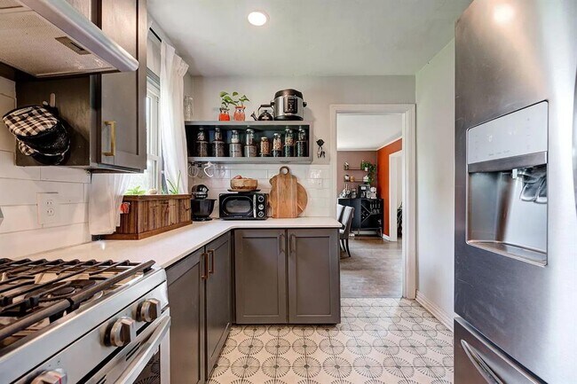 Building Photo - 3801 NW 25th St