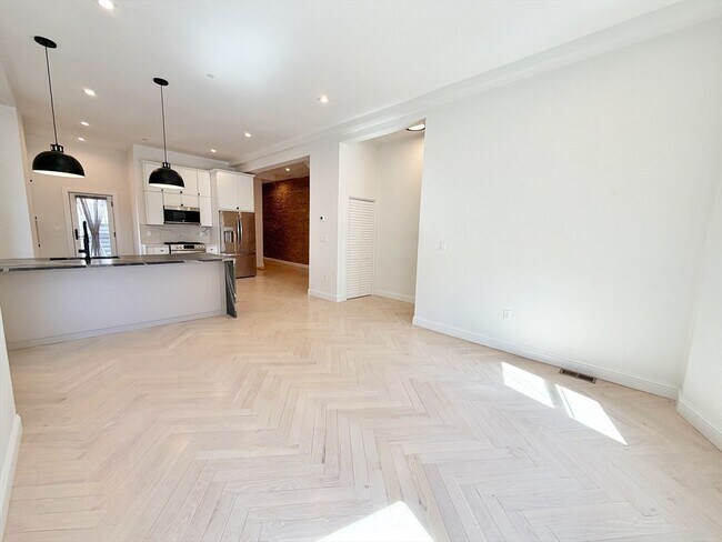 Building Photo - 182 Webster St