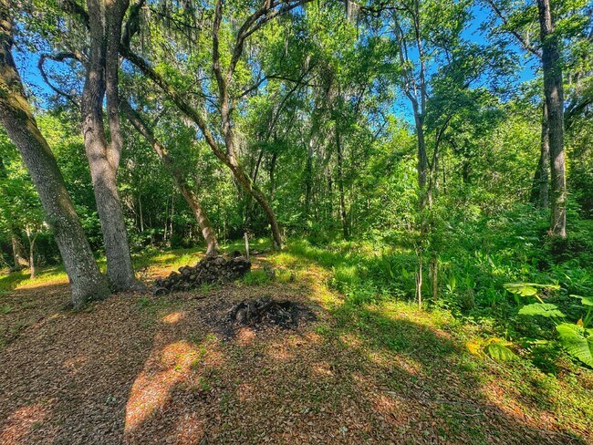 Building Photo - Country living close to everything! 3BR/2B...