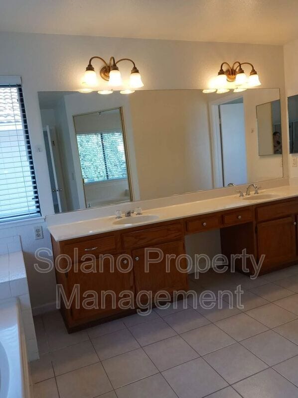 Building Photo - 1204 Shell Ct