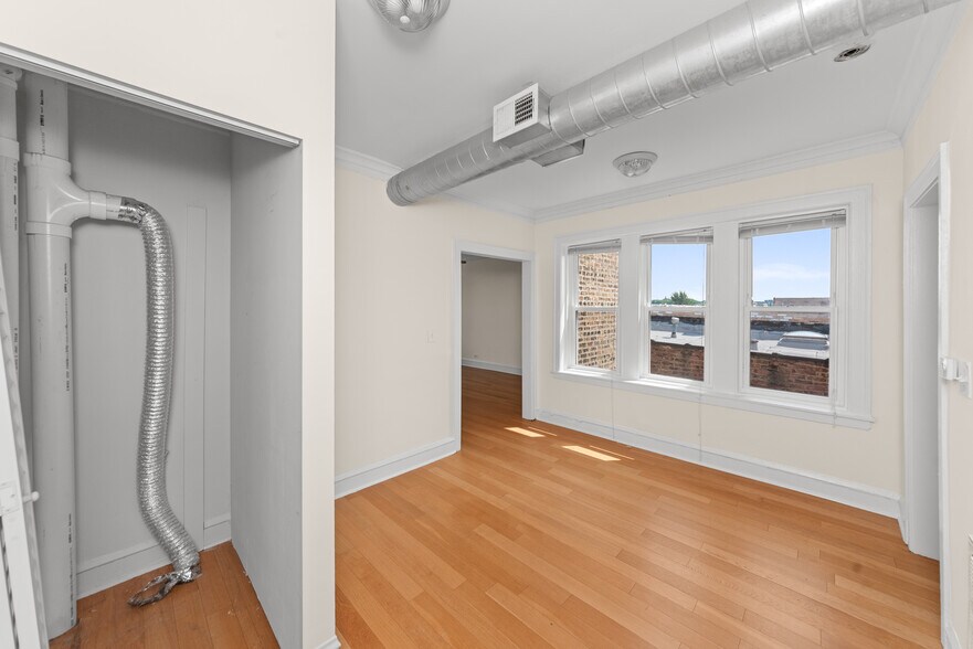 Building Photo - 2347 N Drake Ave