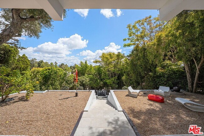 Building Photo - 1323 Club View Dr