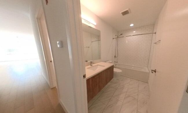 Building Photo - 1121 Greenleaf Ave