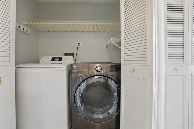 Building Photo - 449 Meadowood Blvd