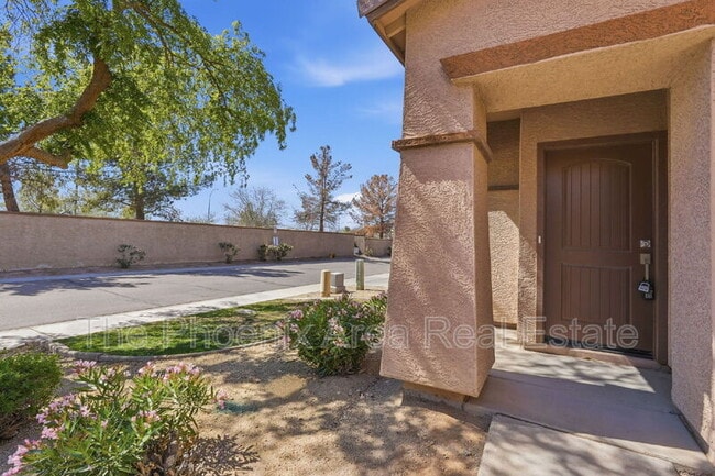 Building Photo - 534 E Bartlett Way