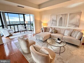 Building Photo - 900 N Stafford St