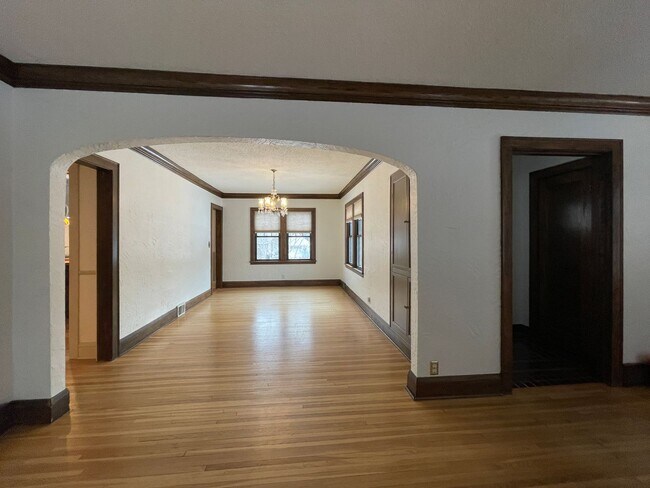 Building Photo - Timeless Spacious 3br + Den/2ba Edina Home w/Hardwood Floors, Large Yard, 2 Car Garage