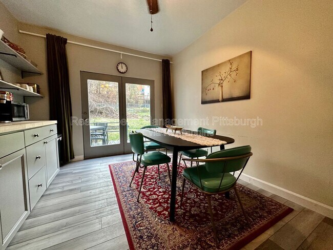 Building Photo - 320 Greenfield Ave