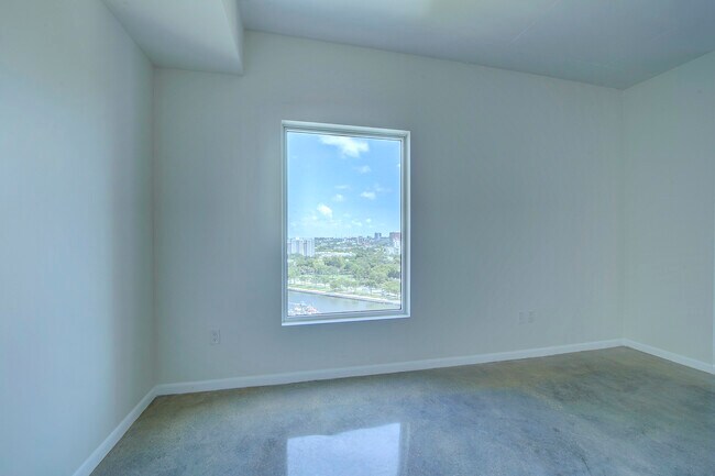 Building Photo - 10 SW South River Dr
