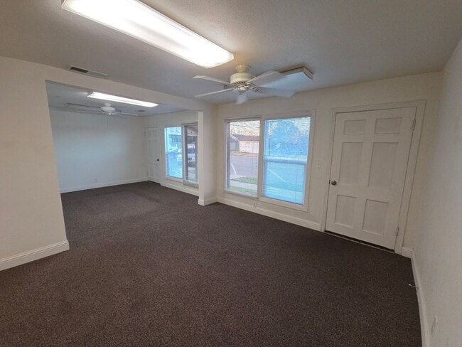 Building Photo - 2 Bedroom Apartment