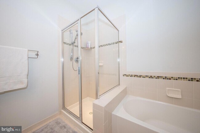 Building Photo - 300 W Elm St