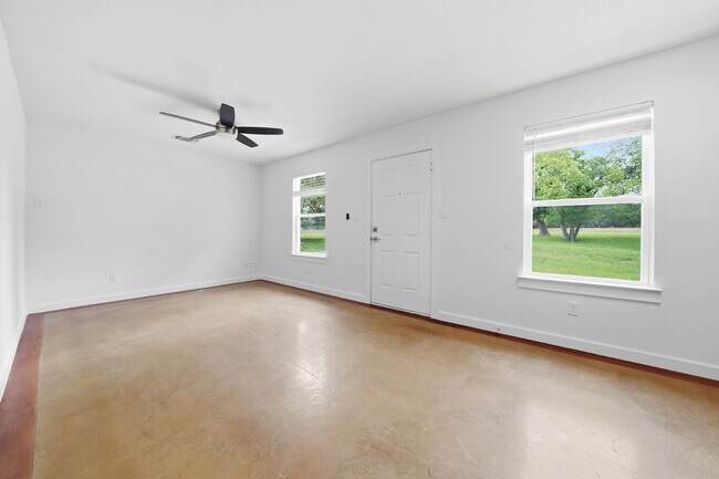 Building Photo - 102 Rose Dr