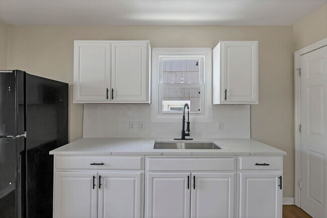 Building Photo - Newly Refreshed 3-Bed Bungalow with Bonus Sunroom & Finished Attic – Columbus Living!