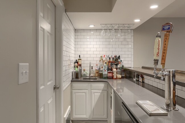 Building Photo - Modern and Convenient Hershey/Harrisburg Suburb Townhouse