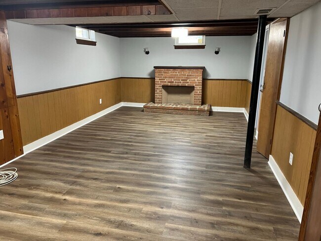 Building Photo - Renovated Rambler Close to METRO, Parks, &...