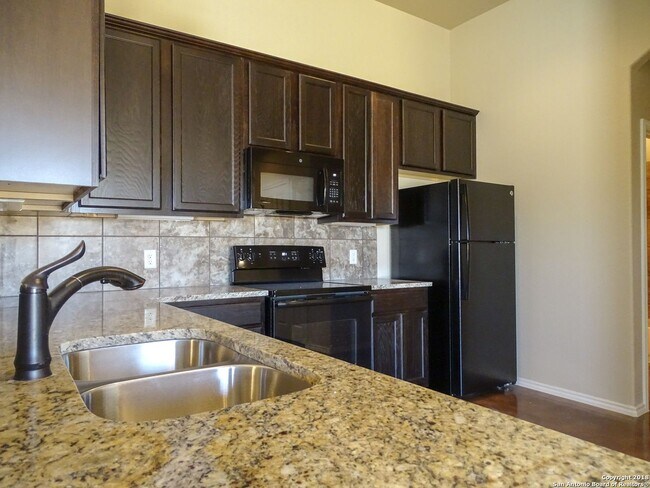 Building Photo - Spacious & Stylish Duplex in New Braunfels!