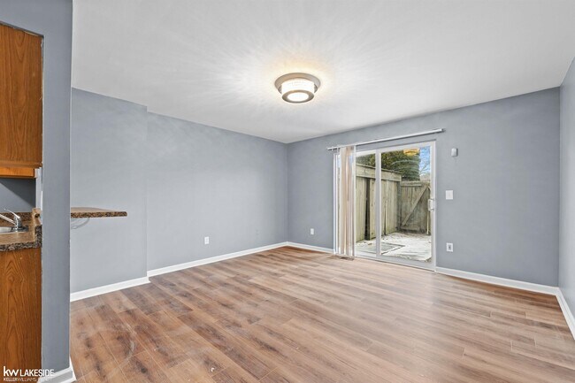 Building Photo - 8439 Hickory Dr