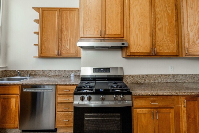 Building Photo - LARGE Full Floor 4BR/2BA. In-Unit Laundry, New Stainless Appliances!