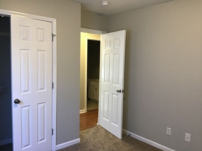 Building Photo - 3 Bedroom Condo off McConnells Hwy!  ***RE...