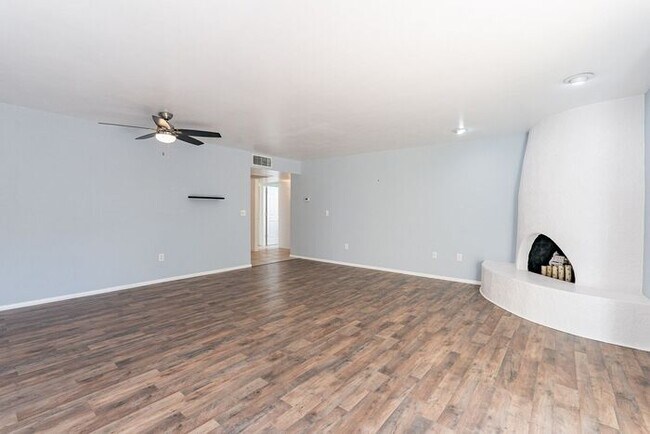 Building Photo - Charming Eastside Townhouse