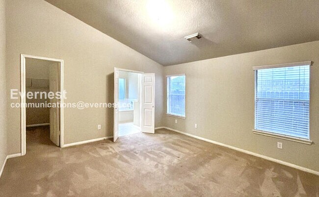 Building Photo - 3 Bed, 2 Bath Home with Fenced Yard & Garage / Pet-Friendly / Available Now!