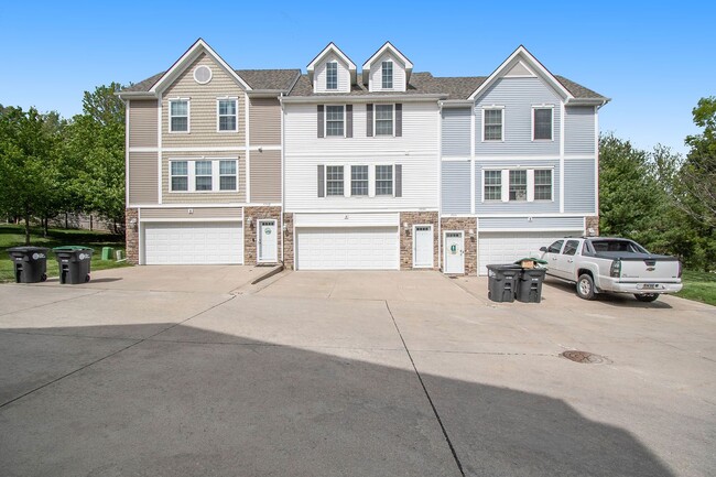 Building Photo - Clean Northwest 2 bed 2 Bath 2 Car Garage ...