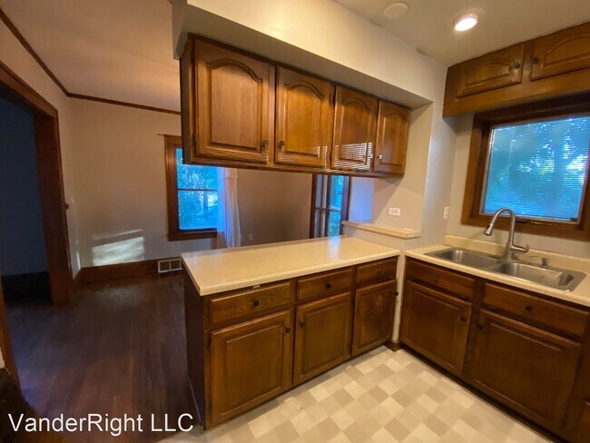 Building Photo - 3 br, 1.5 bath House - 2107 S Grange Ave