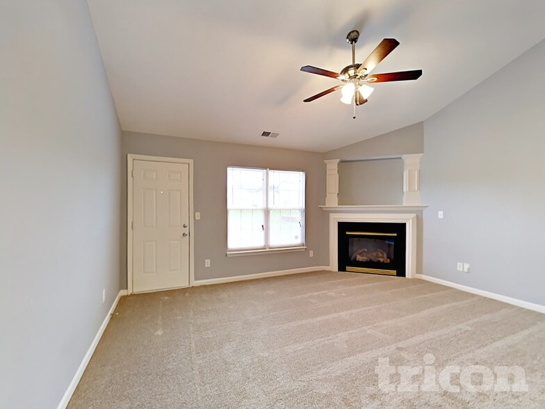 Building Photo - 10207 Green Hedge Ave