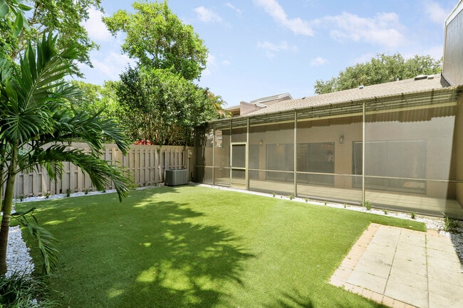Building Photo - 6680 Thornhill Ct