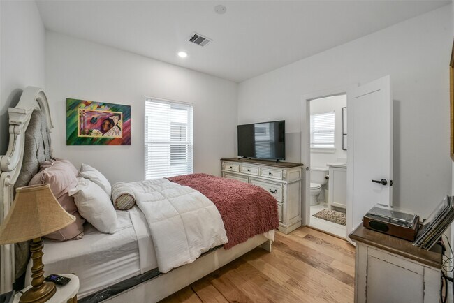 Building Photo - 718 W Donovan St