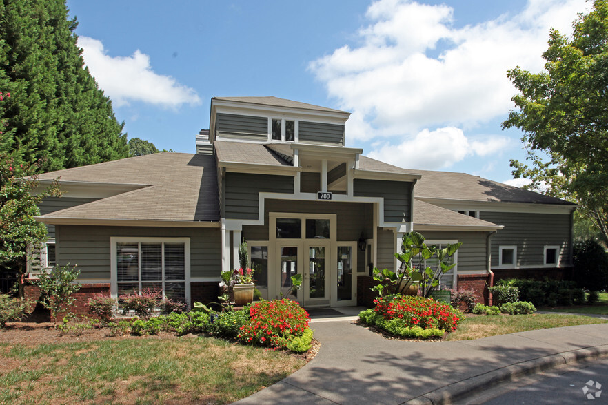 Building Photo - Highland Oaks Apartments