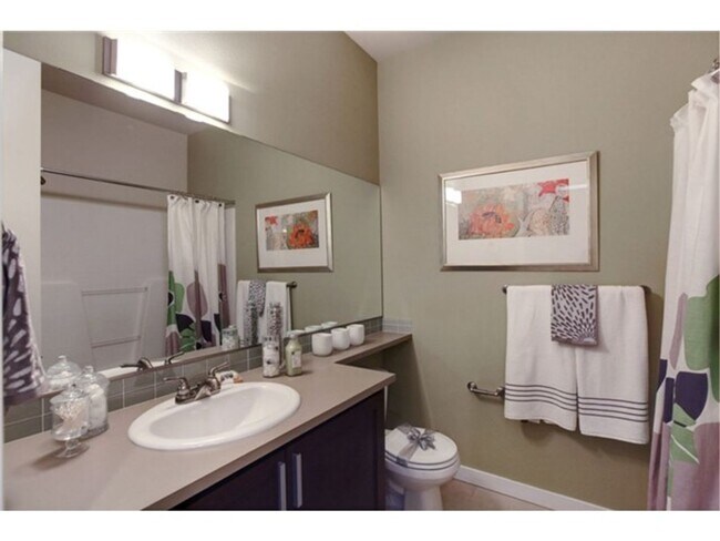 Building Photo - Bright & Spacious 2bed/2.5bath Townhome in Issaquah!