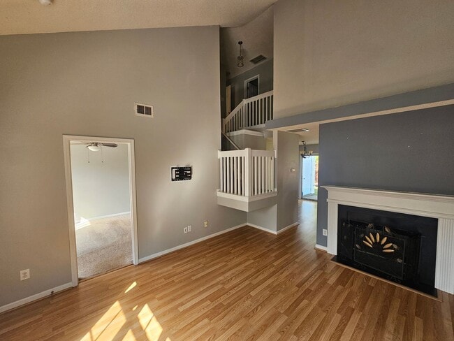 Building Photo - Spacous End-unit townhome in University