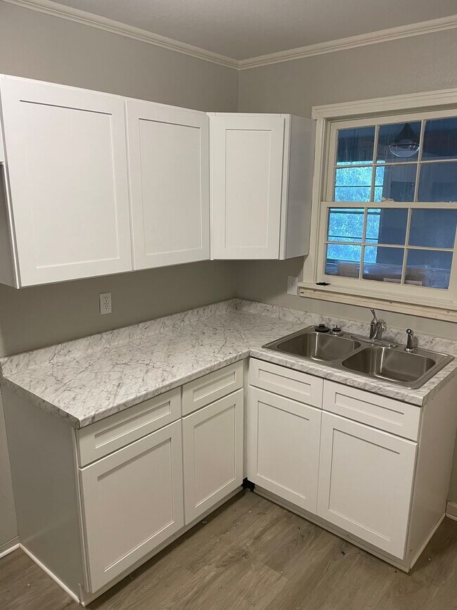 Building Photo - Just Remodeled 2 Bed, 1 Bath Home