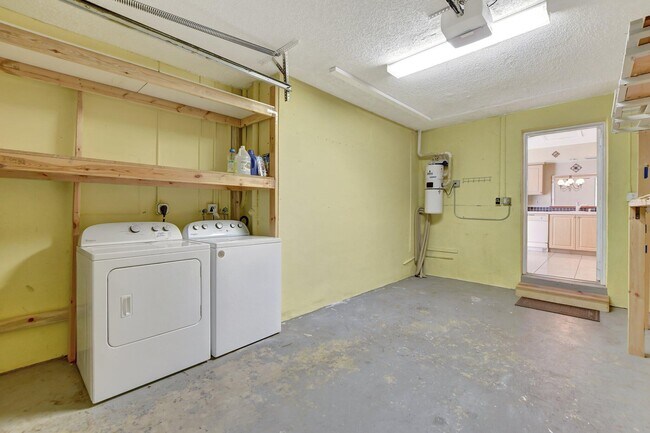 Building Photo - 6732 Canary Palm Cir