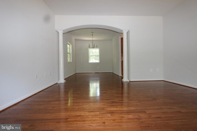 Building Photo - 406 Round Table Dr