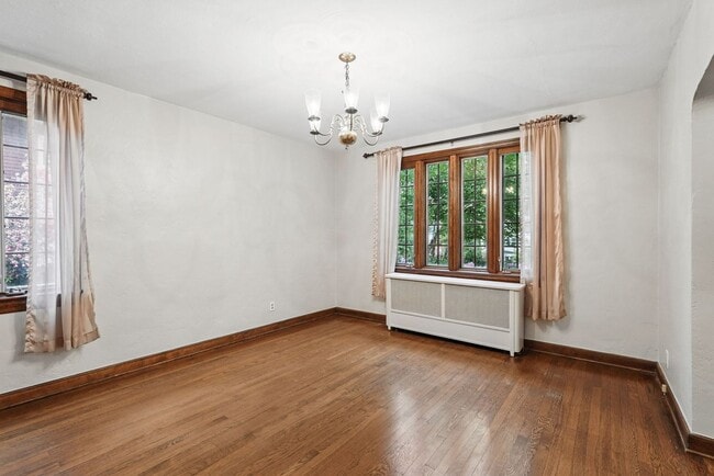 Building Photo - Charming 5 Bedroom, 3.5 Bathroom Home in M...