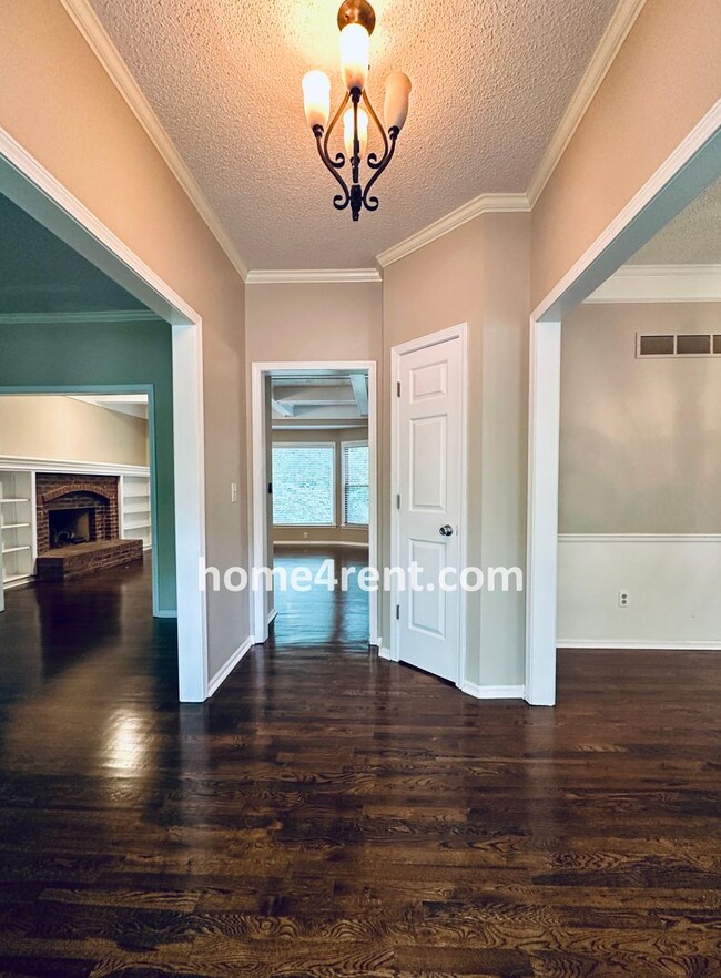 Building Photo - Blue Valley Schools, Granite Counters, Fin...
