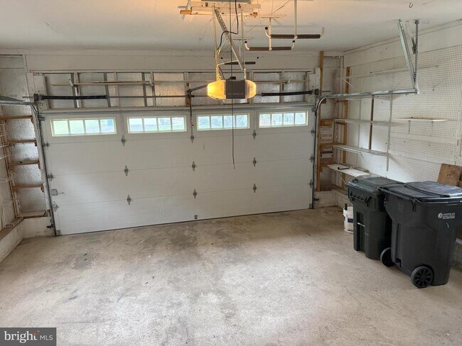 Building Photo - 10909 Clara Barton Ct