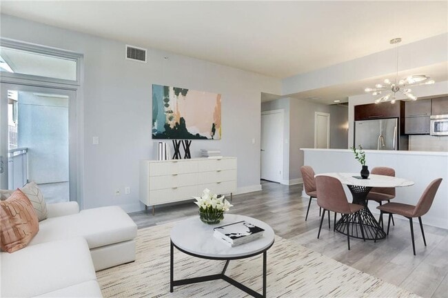 Building Photo - 603 Davis St